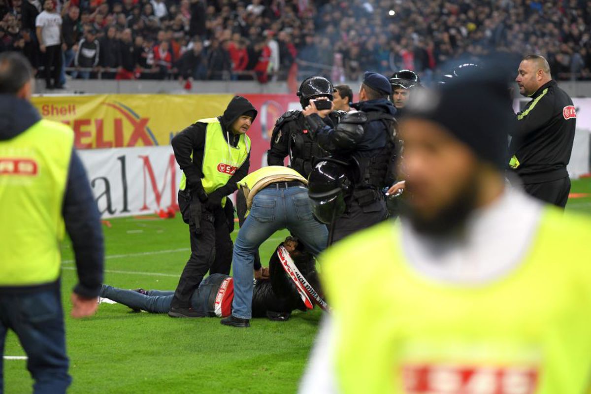 FCSB - DINAMO 1-1 / VIDEO+FOTO Bătaie la finalul derby-ului! Suporterii de la FCSB, schimb de pumni cu dinamoviștii pe teren + 6 ultrași au fost interziși deja de Jandarmerie!