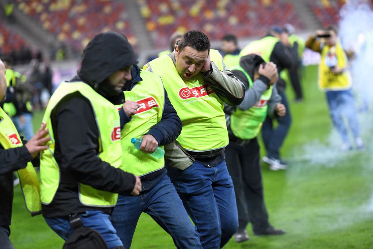 FCSB - DINAMO 1-1 / VIDEO+FOTO Bătaie la finalul derby-ului! Suporterii de la FCSB, schimb de pumni cu dinamoviștii pe teren + 6 ultrași au fost interziși deja de Jandarmerie!