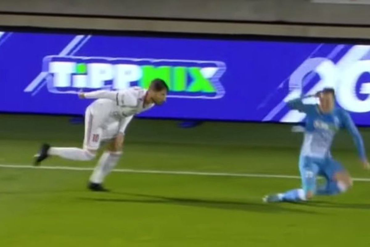 VIDEO Moment incredibil! Grozav a lovit un adversar cu pumnul în timpul meciului