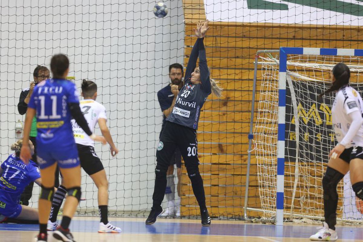 SCM Craiova - SCM Rm. Vâlcea 23-27 // GALERIE FOTO Campioana, victorie fără emoții în „Derby de Oltenia”