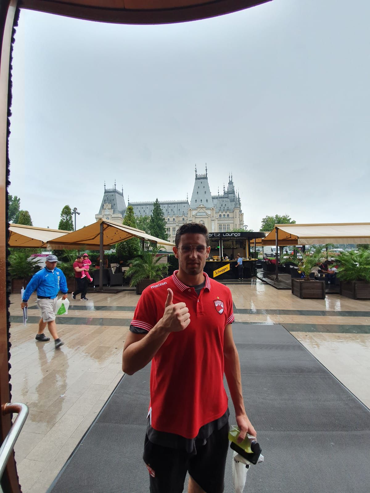 POLI IAȘI - DINAMO // GALERIE FOTO „Câinii” s-au adăpostit de ploaie în mall-ul din Iași