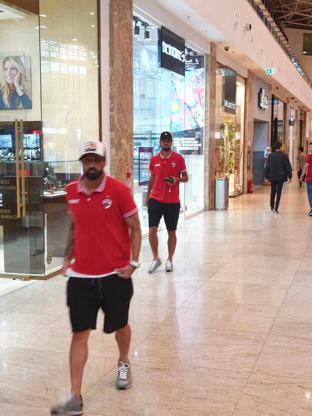 POLI IAȘI - DINAMO // GALERIE FOTO „Câinii” s-au adăpostit de ploaie în mall-ul din Iași