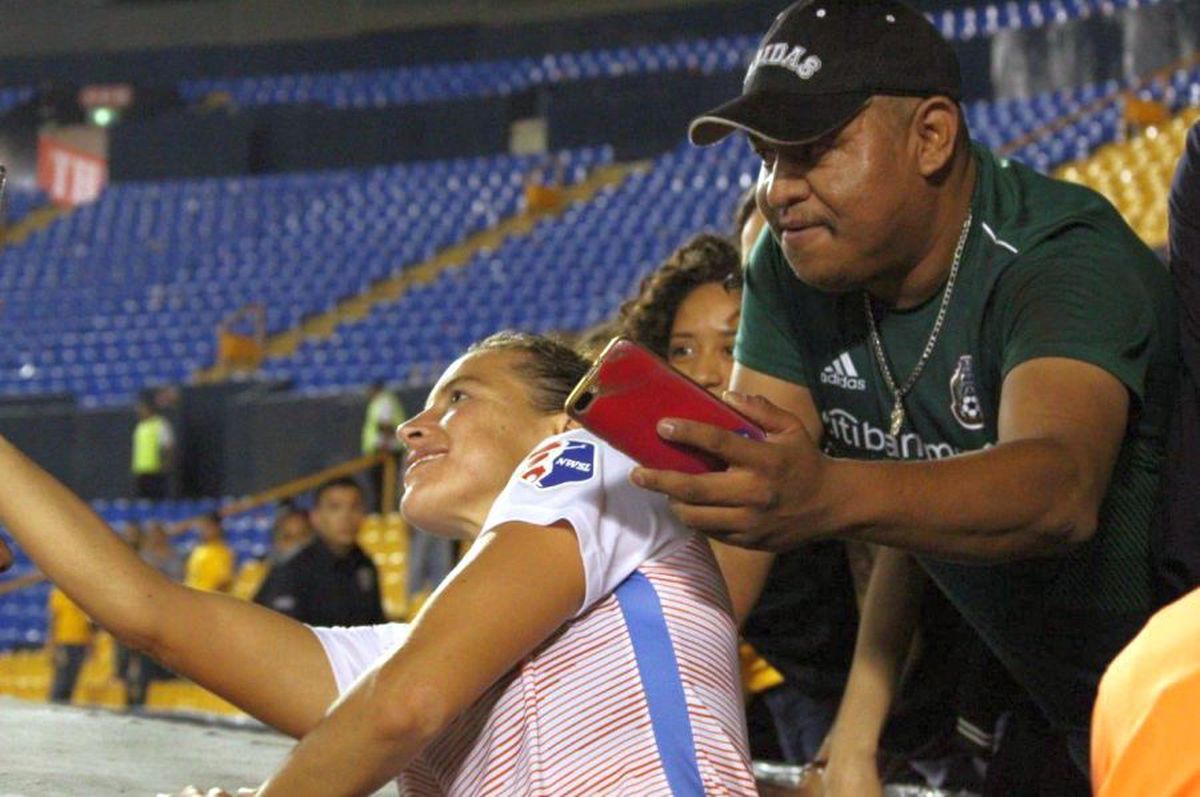 Scene scandaloase! Un suporter a agresat sexual o fotbalistă în timpul meciului