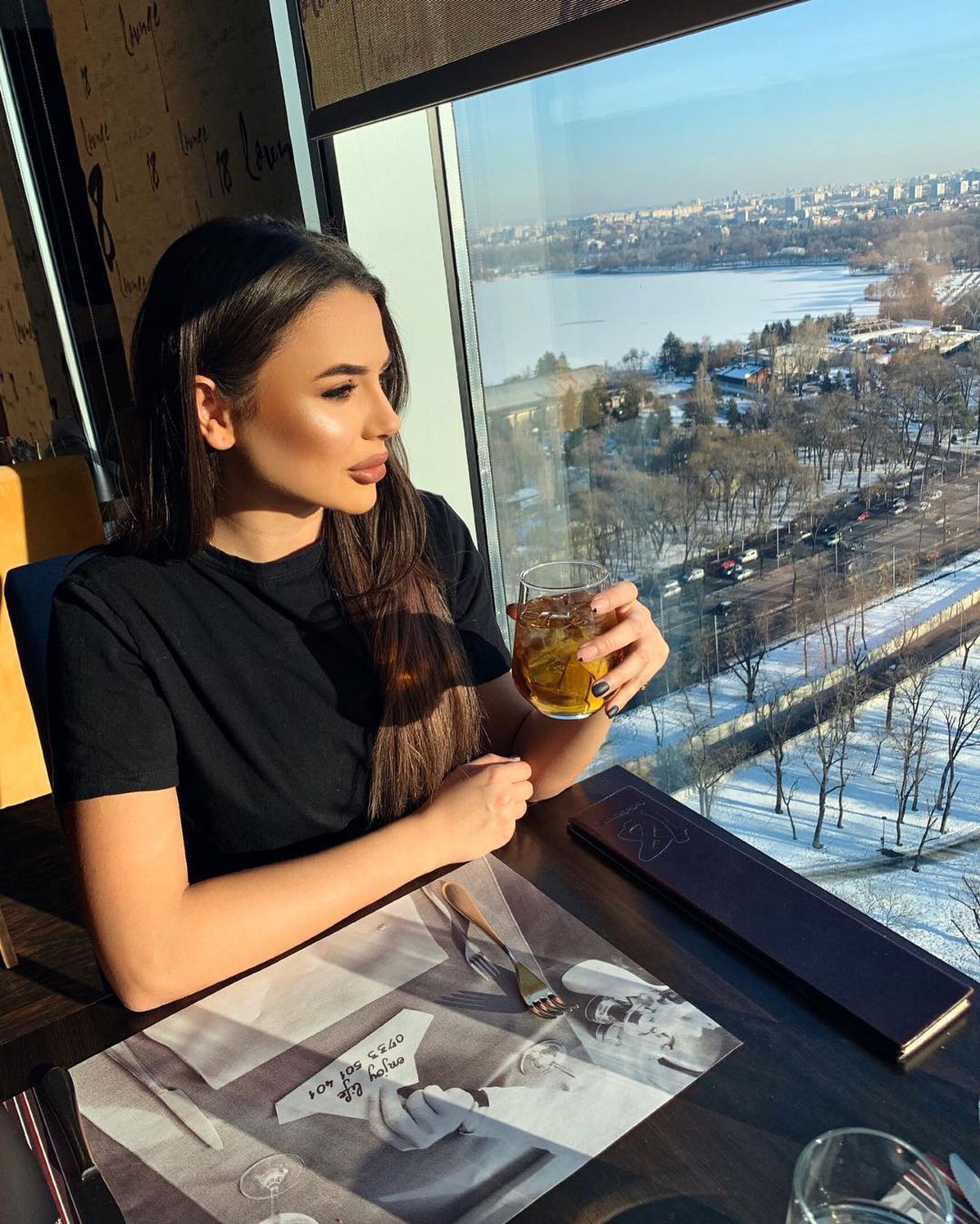 Vlad Dragomir, izolare plăcută :) » Patricia are grijă să nu se plictisească