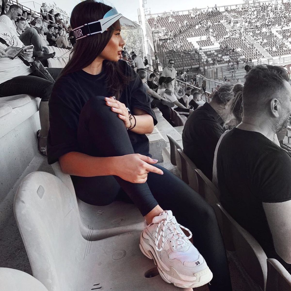 Vlad Dragomir, izolare plăcută :) » Patricia are grijă să nu se plictisească