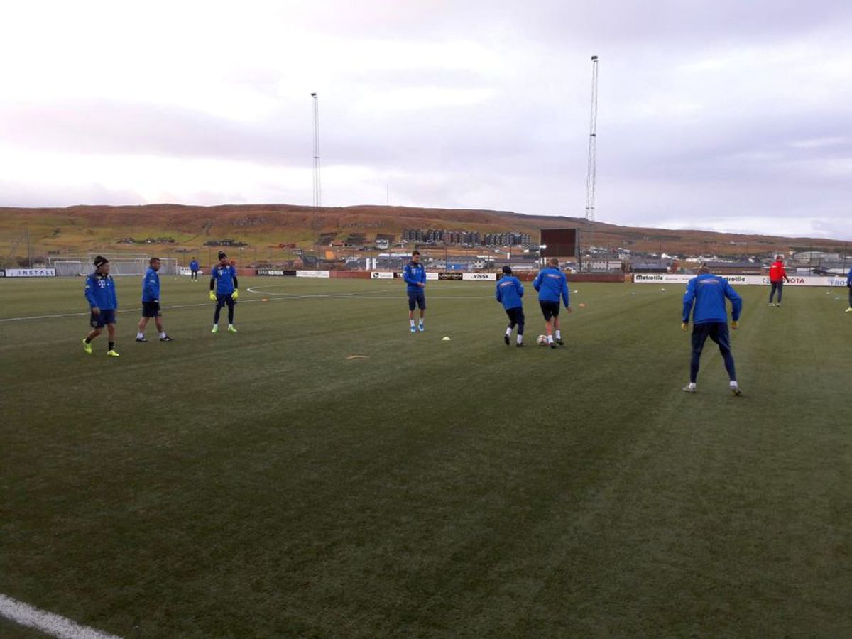 FEROE - ROMÂNIA // FOTO Naționala lui Contra a susținut antrenamentul pe vânt și frig