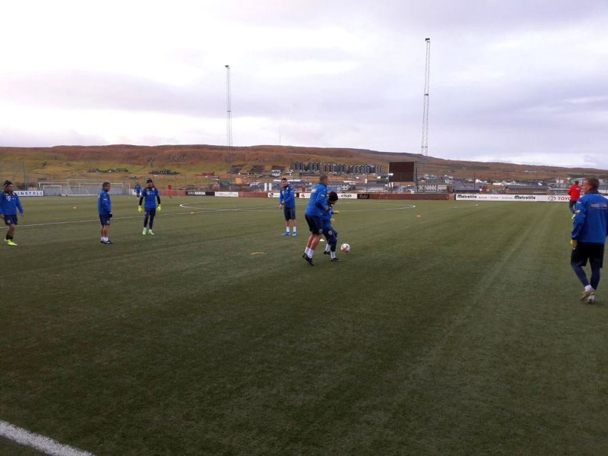 FEROE - ROMÂNIA // FOTO Naționala lui Contra a susținut antrenamentul pe vânt și frig