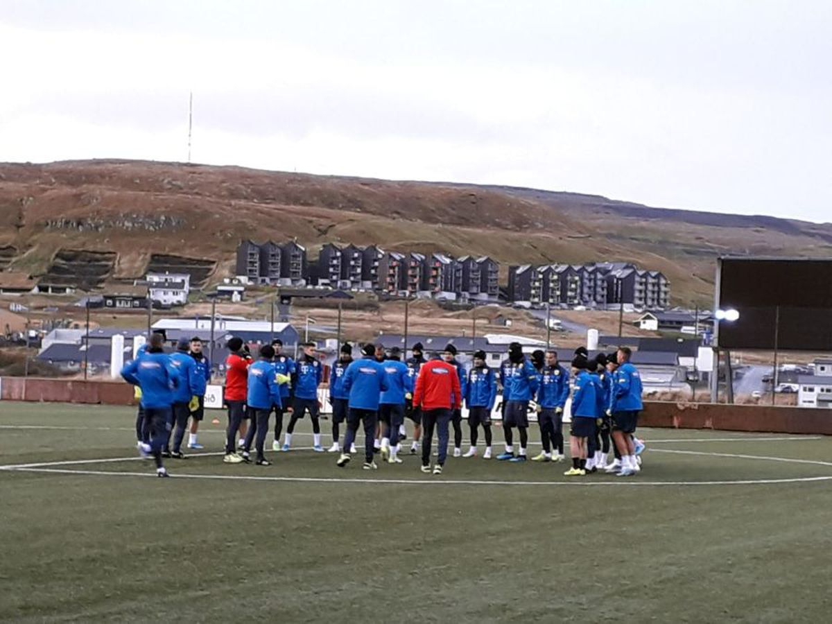 FEROE - ROMÂNIA // FOTO Naționala lui Contra a susținut antrenamentul pe vânt și frig