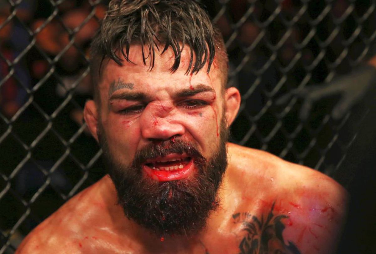 UFC URUGUAY // VIDEO+FOTO Imagini cu puternic impact emoțional! Mike Perry a terminat lupta cu nasul rupt
