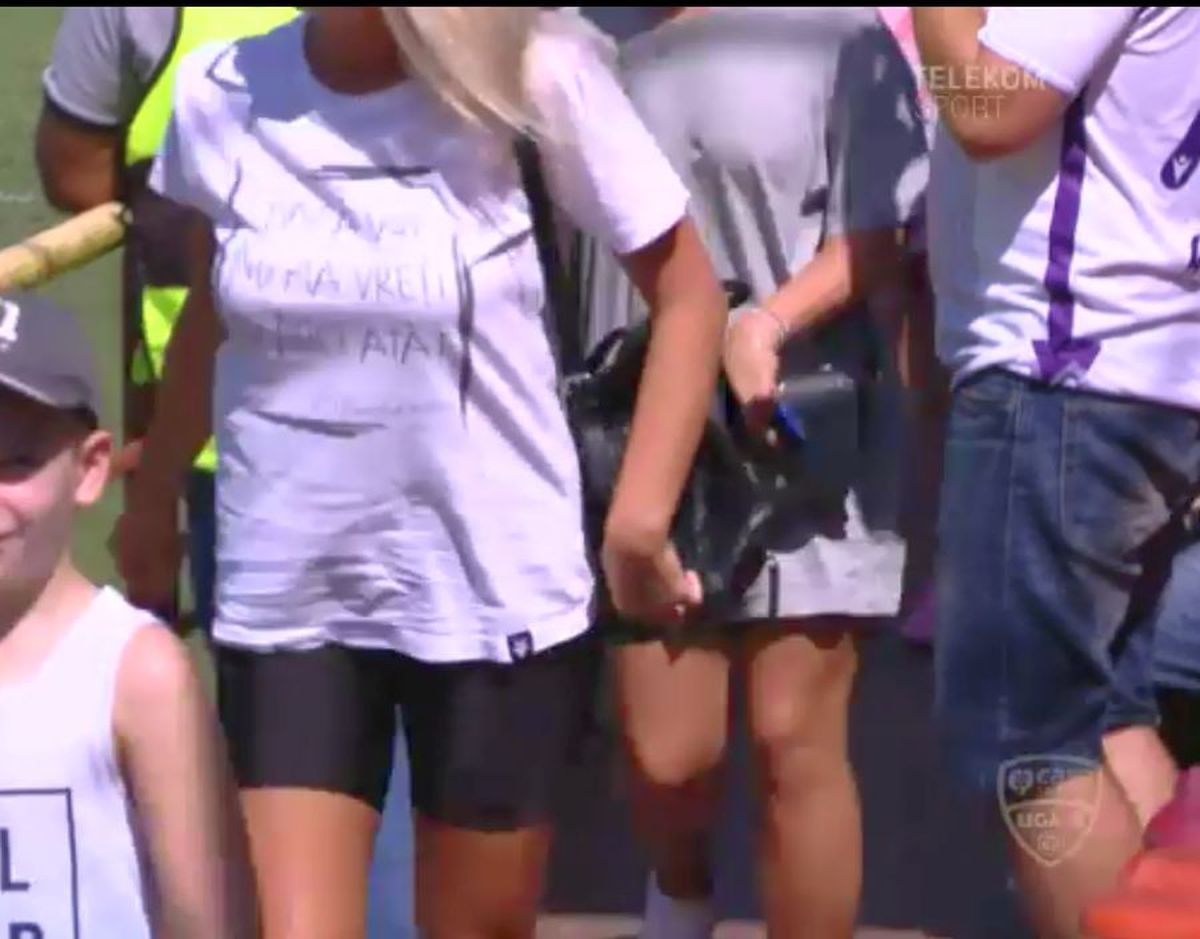 FOTO Blonda care a zăpăcit spectatorii la Sportul Snagov - FC Argeș » Ce și-a scris pe tricou :)
