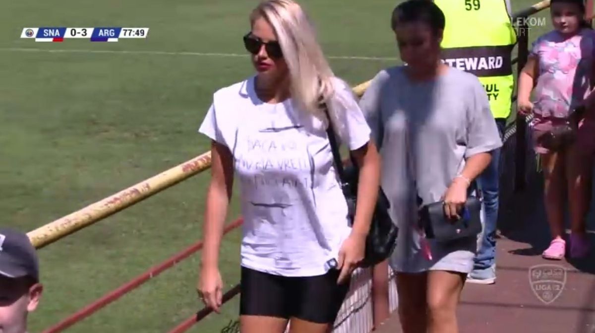 FOTO Blonda care a zăpăcit spectatorii la Sportul Snagov - FC Argeș » Mesajul de pe tricou i-a surprins pe toți