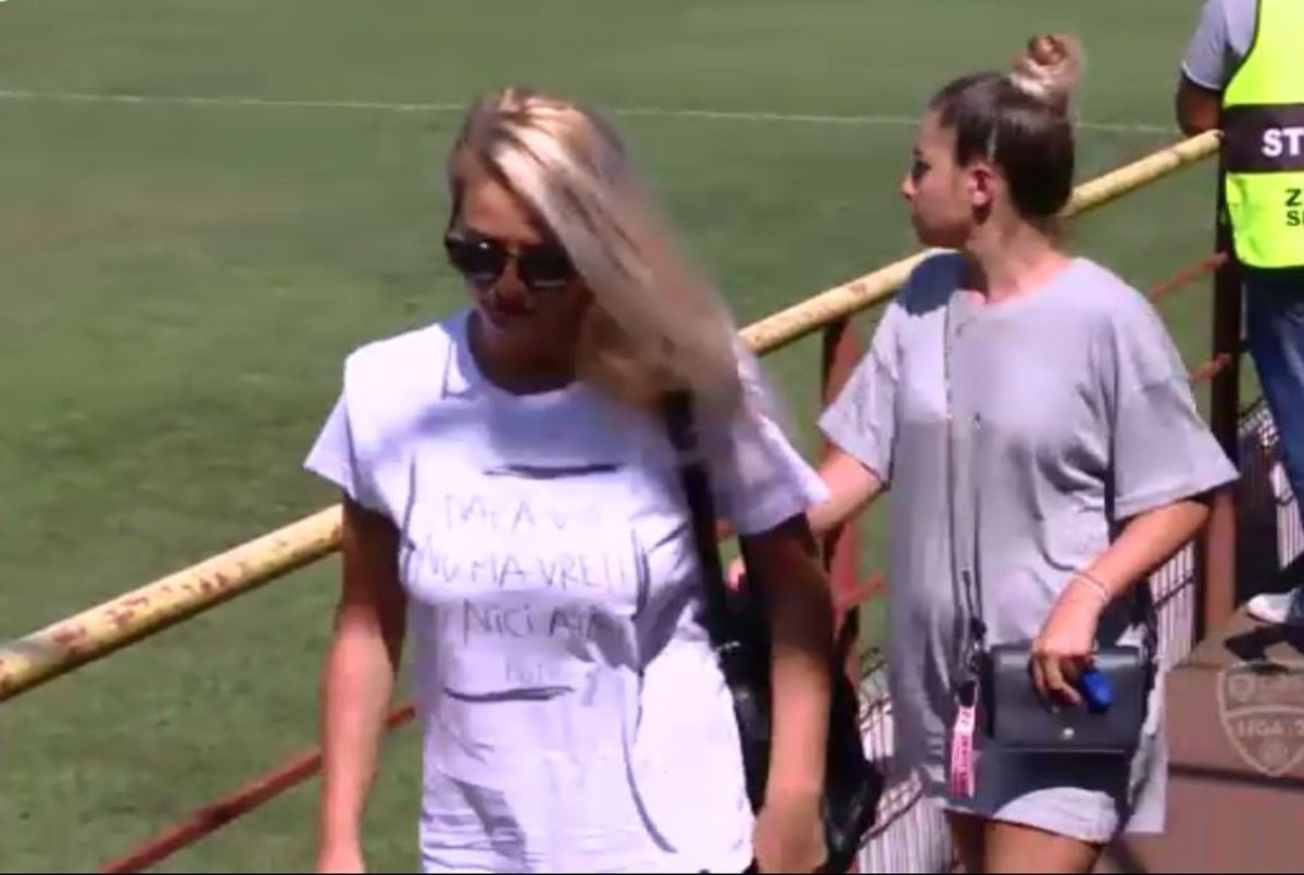 FOTO Blonda care a zăpăcit spectatorii la Sportul Snagov - FC Argeș » Mesajul de pe tricou i-a surprins pe toți