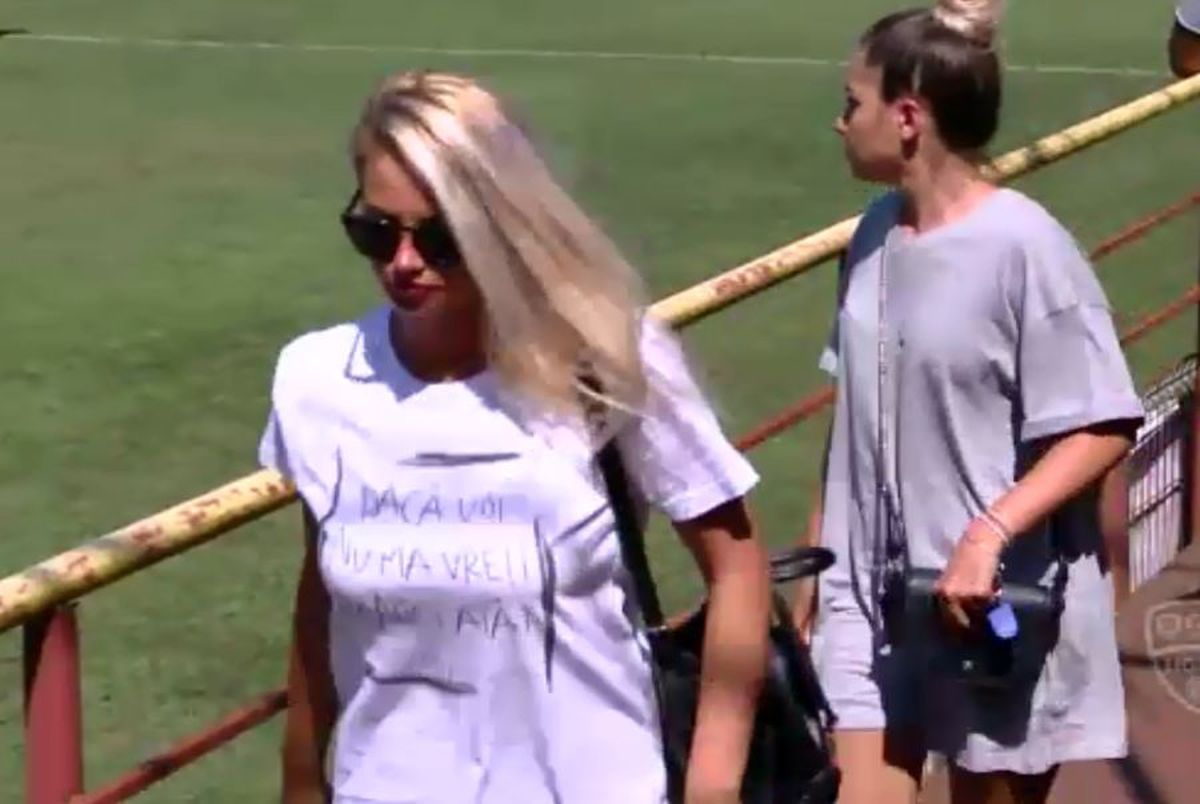 FOTO Blonda care a zăpăcit spectatorii la Sportul Snagov - FC Argeș » Ce și-a scris pe tricou :)