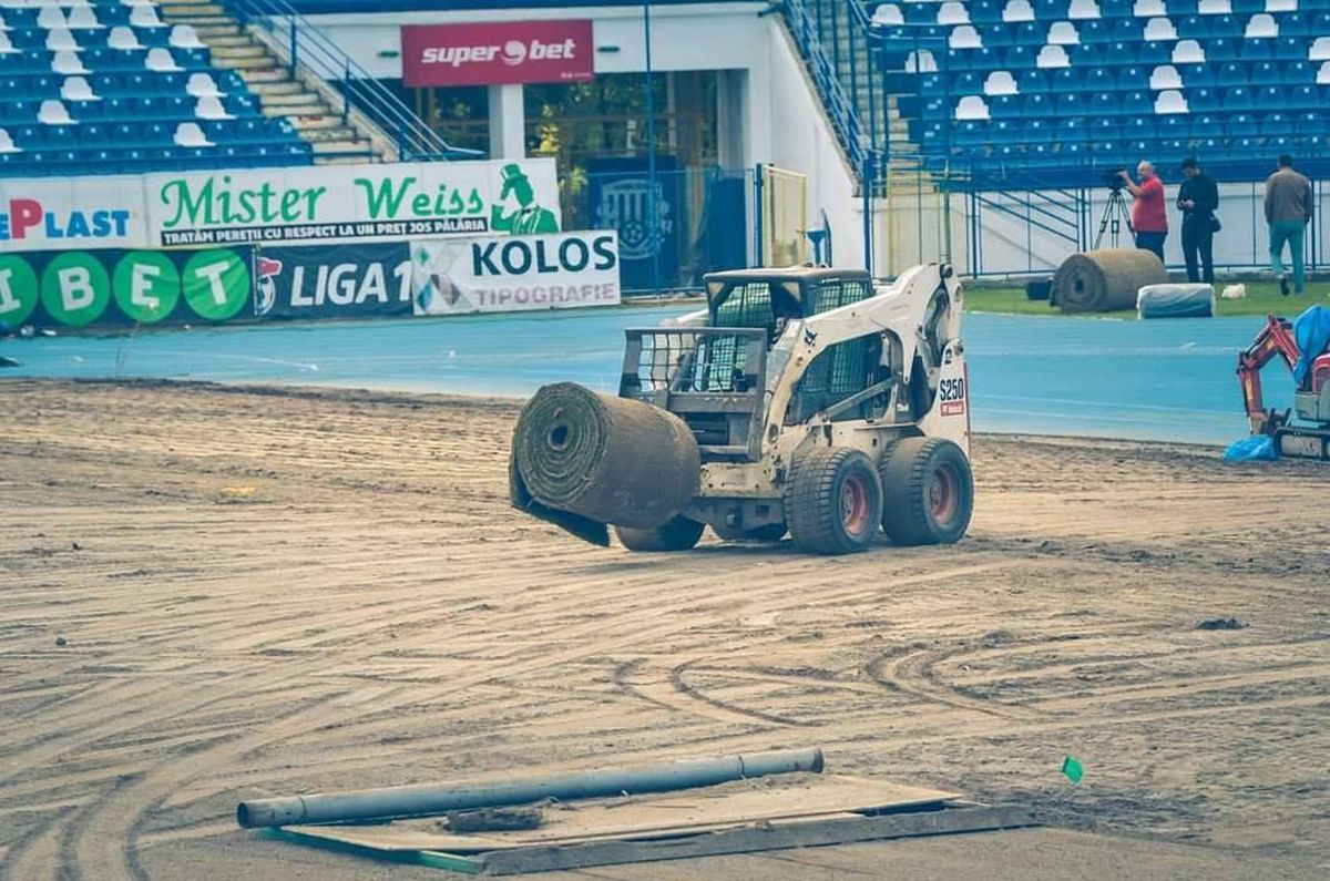 POLI IAȘI // GALERIE FOTO Gazonul de pe „Emil Alexandrescu”, stadionul lui Poli Iași, va fi montat până duminică » Când se vor întoarce moldovenii acasă