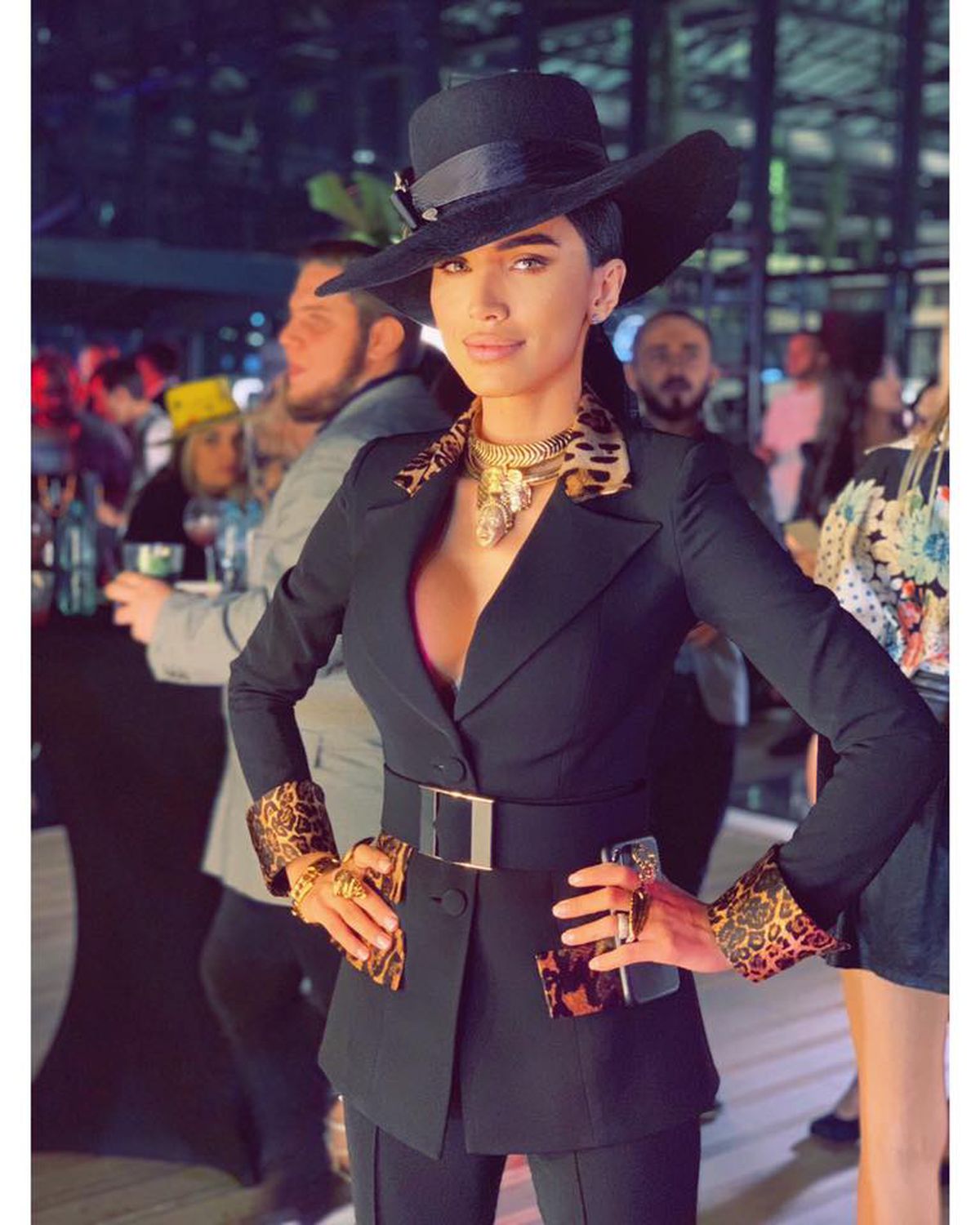 GALERIE FOTO Adelina Pestriţu a ieșit în costum de baie, la -5 grade, din hotelul din Poiană: „Mi-a văzut cineva paltonul?”