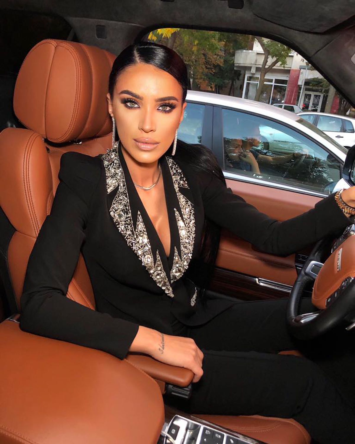 GALERIE FOTO Adelina Pestriţu a ieșit în costum de baie, la -5 grade, din hotelul din Poiană: „Mi-a văzut cineva paltonul?”