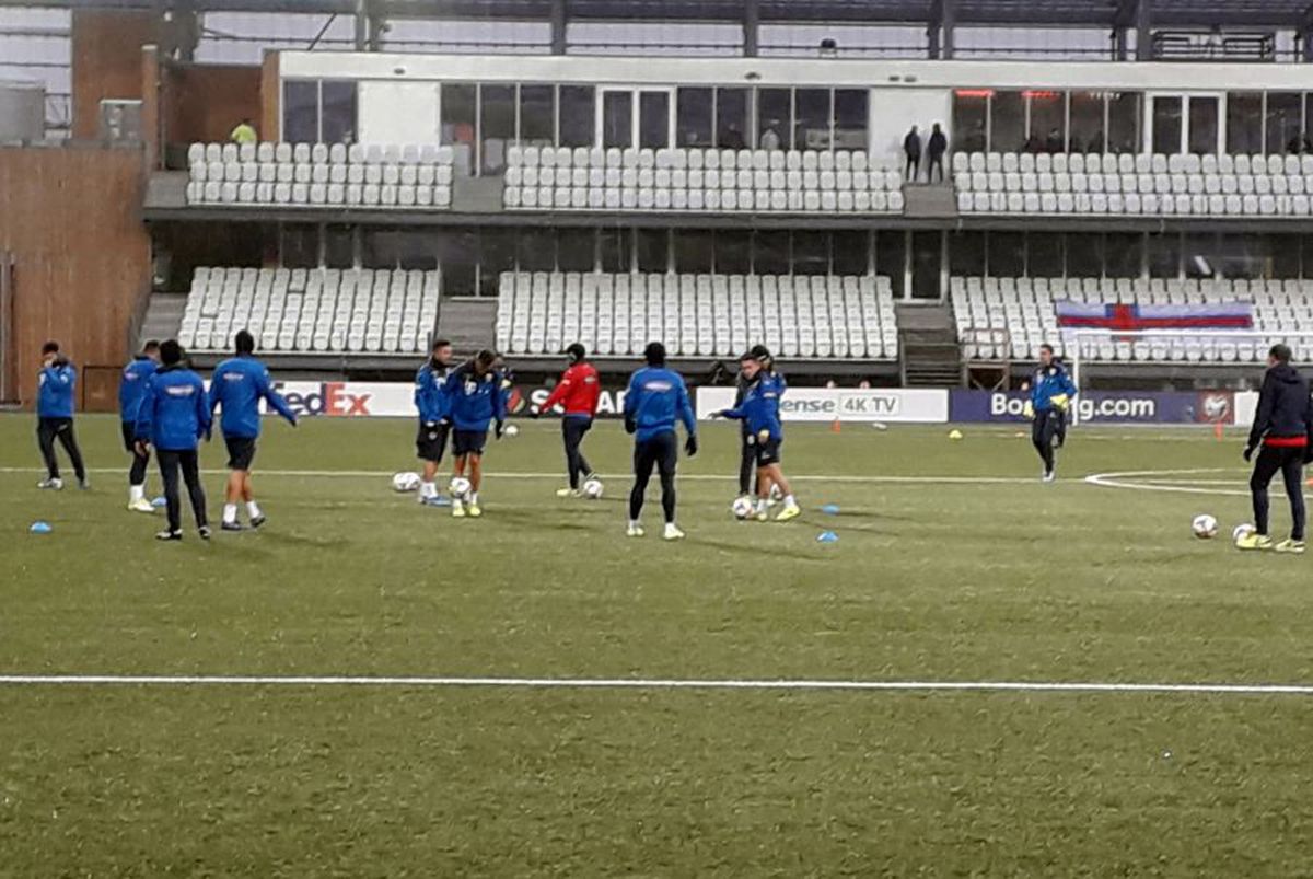 FEROE - ROMÂNIA // FOTO + VIDEO Ultrașii au venit la antrenamentul oficial al naționalei + vremea le-a dat bătăi de cap „tricolorilor”