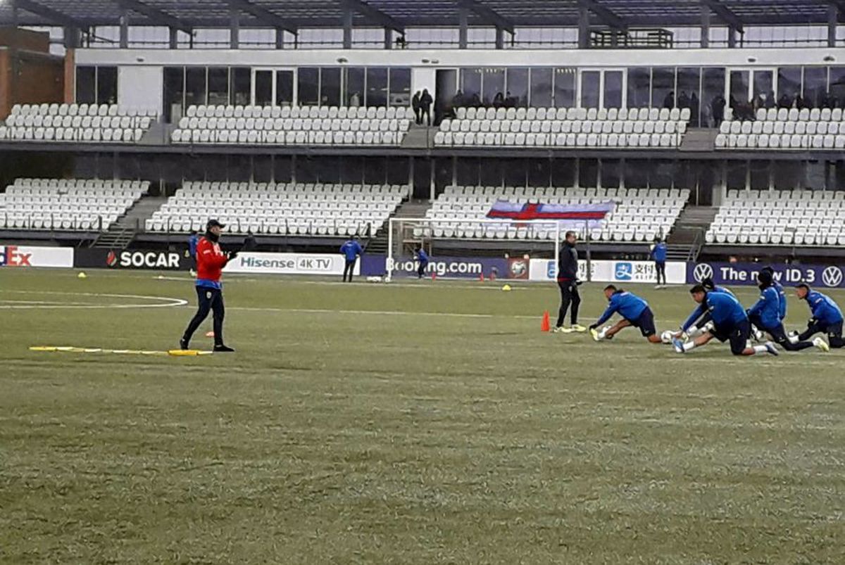 FEROE - ROMÂNIA // VIDEO+FOTO Ultrașii au venit la antrenamentul oficial al naționalei + Vremea le-a dat bătăi de cap „tricolorilor”