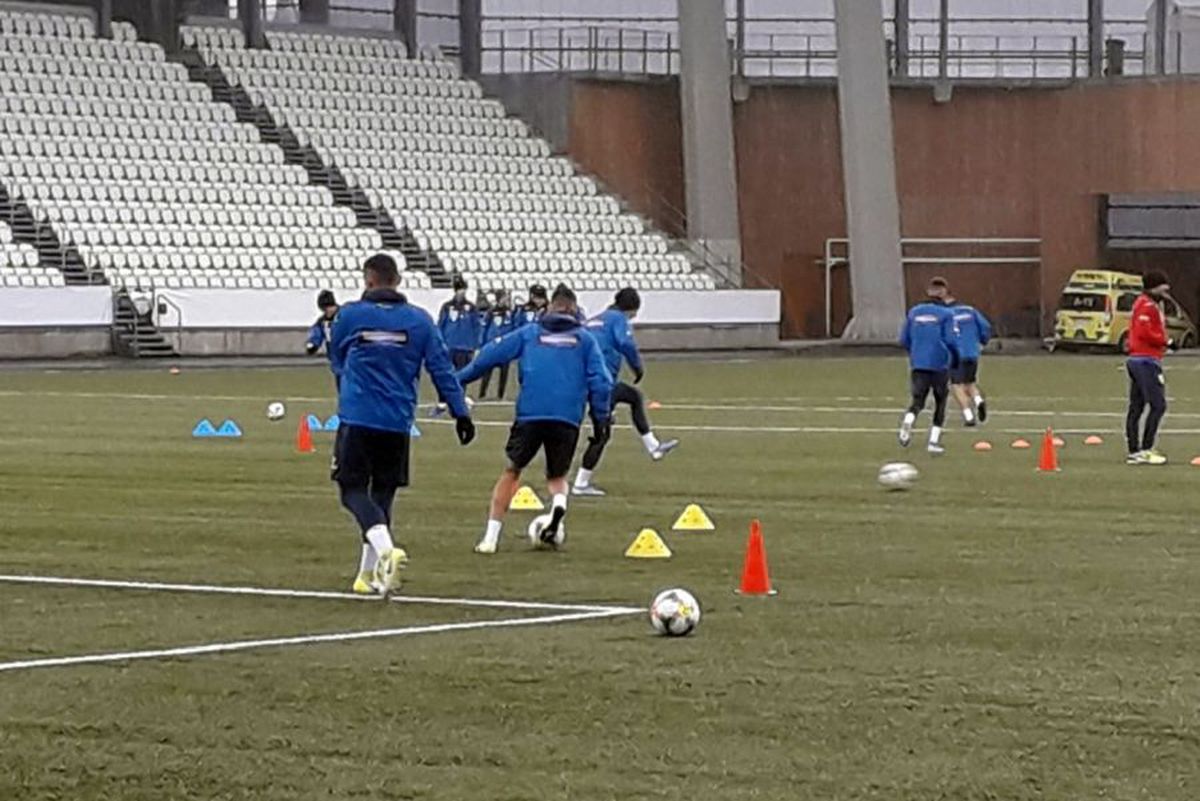 FEROE - ROMÂNIA // FOTO + VIDEO Ultrașii au venit la antrenamentul oficial al naționalei + vremea le-a dat bătăi de cap „tricolorilor”