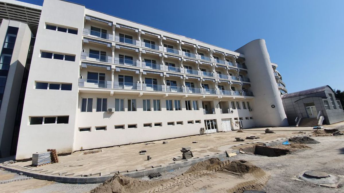 VIDEO+FOTO În fine, e gata și stadionul de la Tg. Jiu! Ce echipă va juca prima dată pe noua arenă