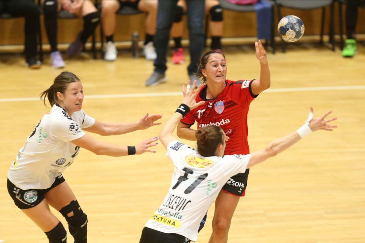 FOTO Vâlcea preia șefia Ligii » Campioanele au trecut pe primul loc după ce au învins la 10 goluri diferență pe Măgura Cisnădie