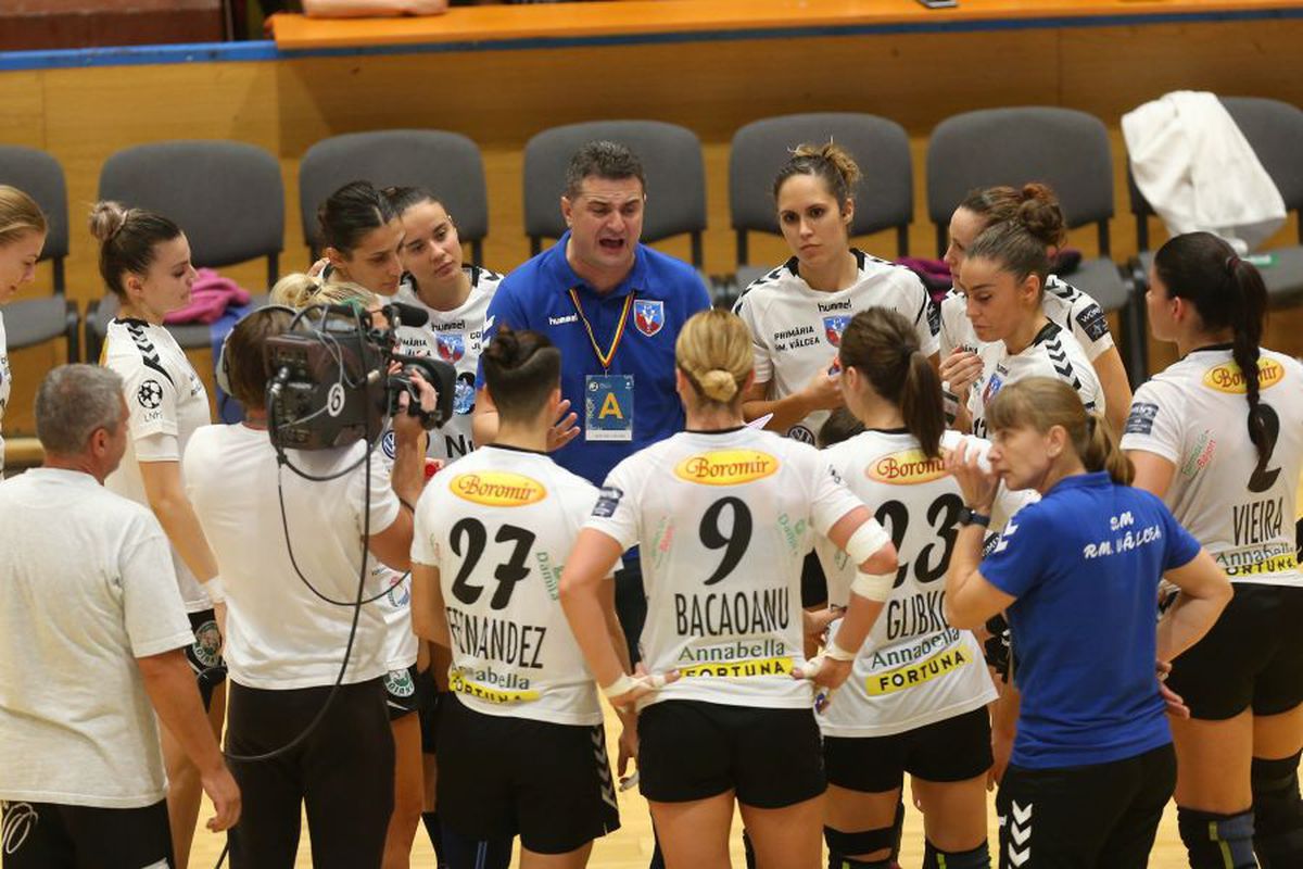 FOTO Vâlcea preia șefia Ligii » Campioanele au trecut pe primul loc după ce au învins la 10 goluri diferență pe Măgura Cisnădie