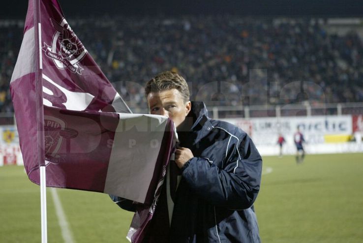 Dan Petrescu, prezentat la Rapid, în decembrie 2003