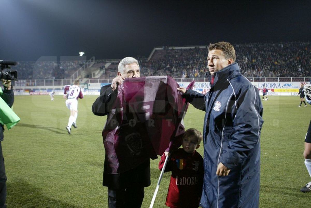 Dan Petrescu a sărutat steagul Rapidului când a fost prezentat în Giulești