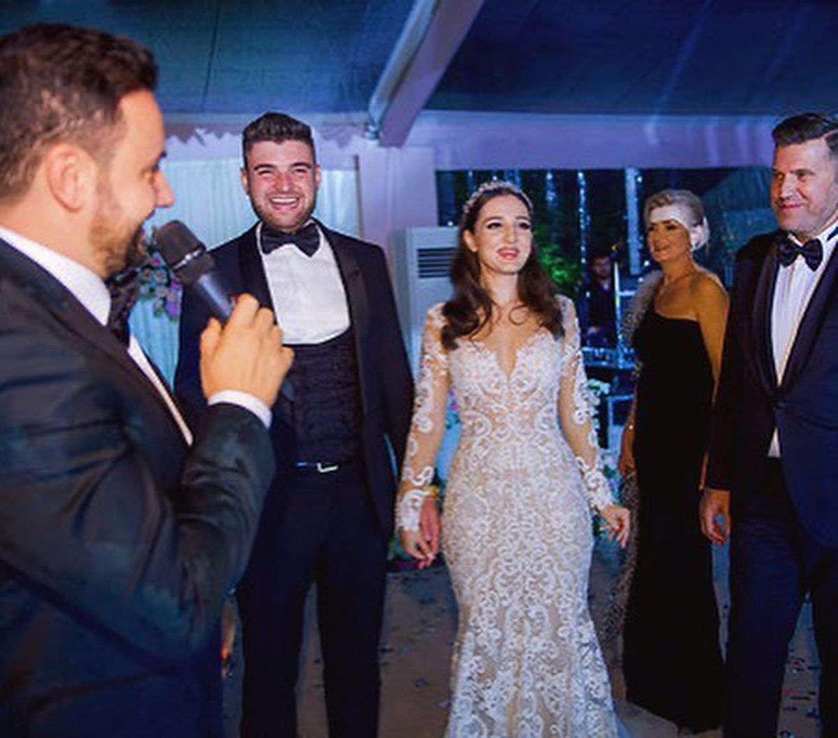 VIDEO Imaginile anului în România! Gigi Becali a făcut show la nunta Teodorei: a aruncat cu sute de bancnote și, la final, fiecare ospătar a stat la coadă pentru 200 de euro