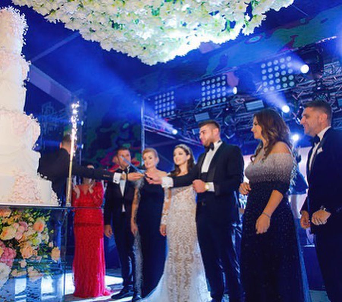 VIDEO Imaginile anului în România! Gigi Becali a făcut show la nunta Teodorei: a aruncat cu sute de bancnote și, la final, fiecare ospătar a stat la coadă pentru 200 de euro