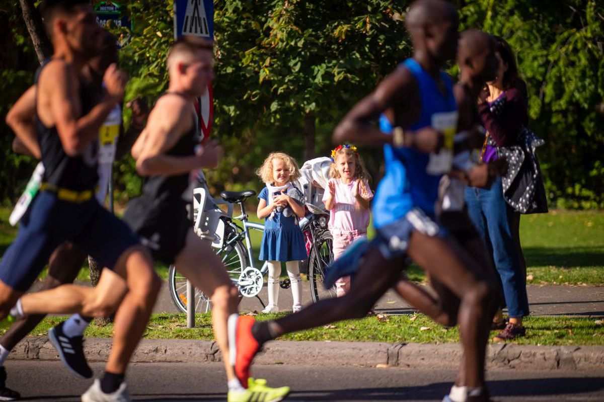 MARATONUL BUCUREȘTI // FOTO Sărbătoare pe străzile Capitalei: iată câștigătorii Maratonului de la București