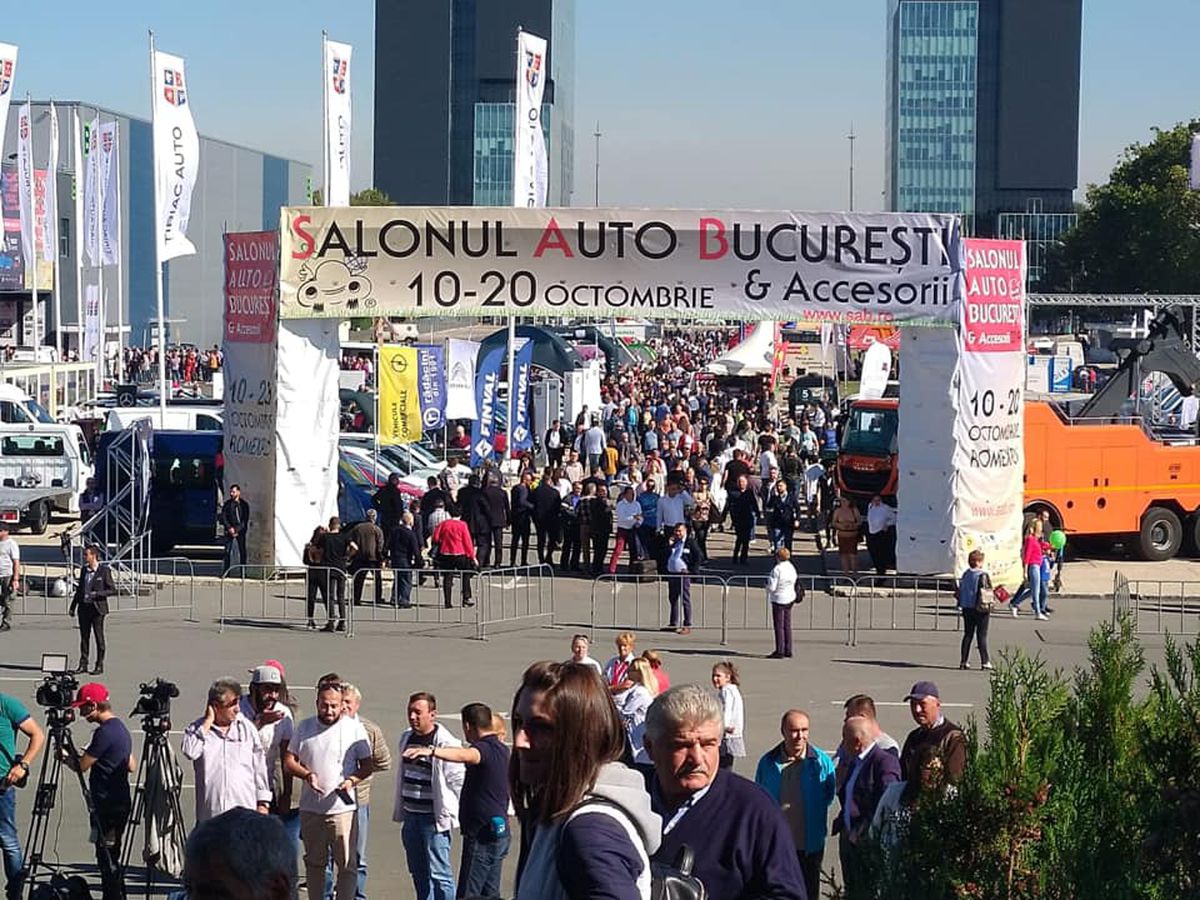 EXCLUSIV / VIDEO McLaren-ul lui Alibec, analizat la Salonul Auto București: „Dacă se duce zi de zi la antrenament cu el, are nevoie de maseuză”