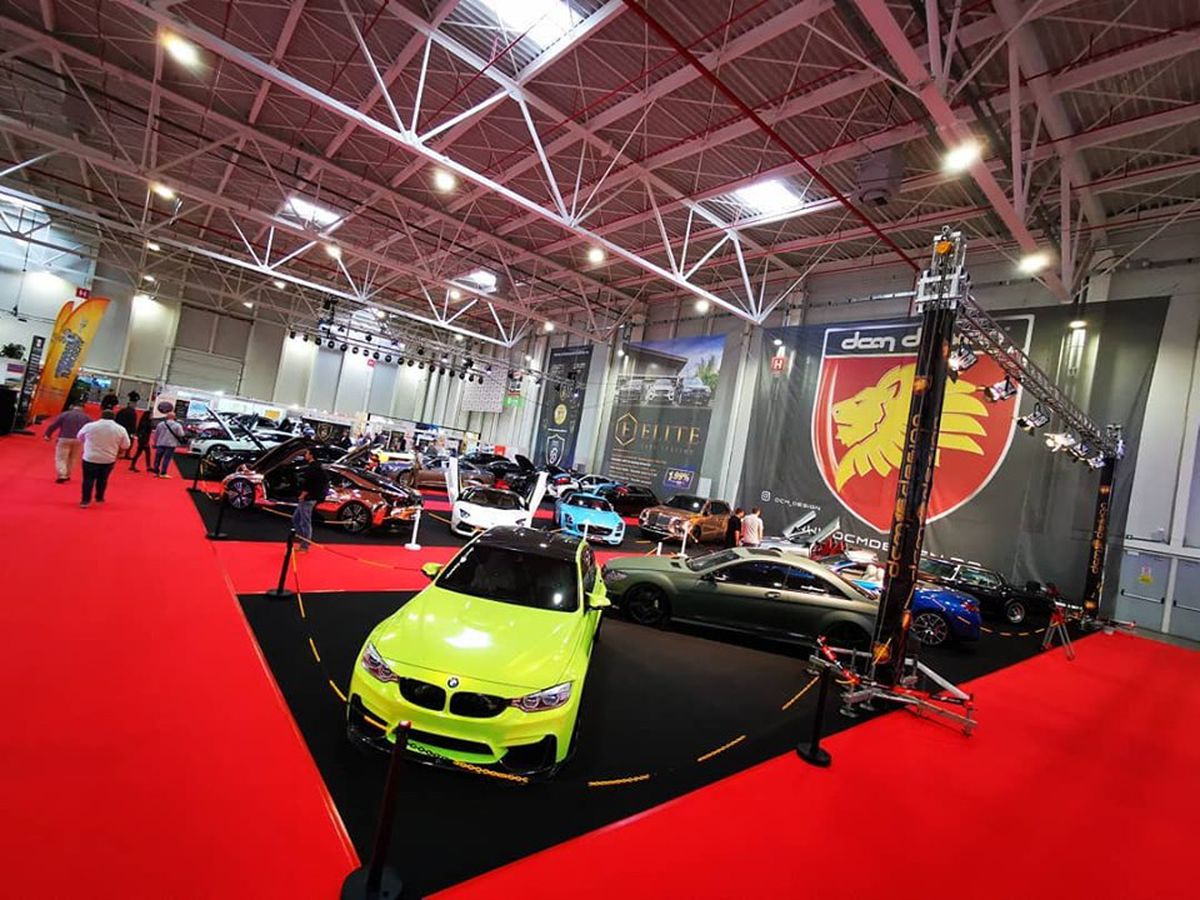 EXCLUSIV / VIDEO McLaren-ul lui Alibec, analizat la Salonul Auto București: „Dacă se duce zi de zi la antrenament cu el, are nevoie de maseuză”