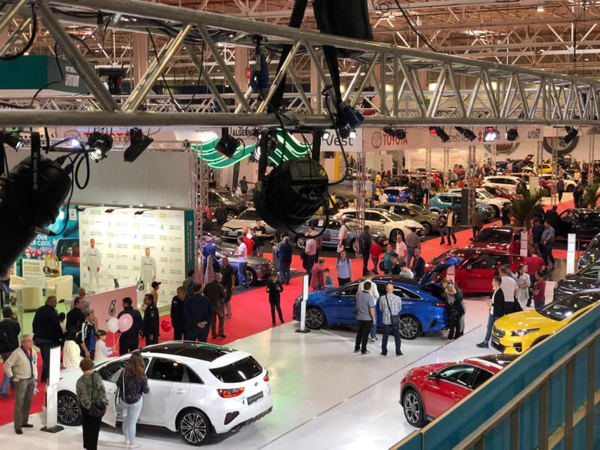 EXCLUSIV / VIDEO McLaren-ul lui Alibec, analizat la Salonul Auto București: „Dacă se duce zi de zi la antrenament cu el, are nevoie de maseuză”