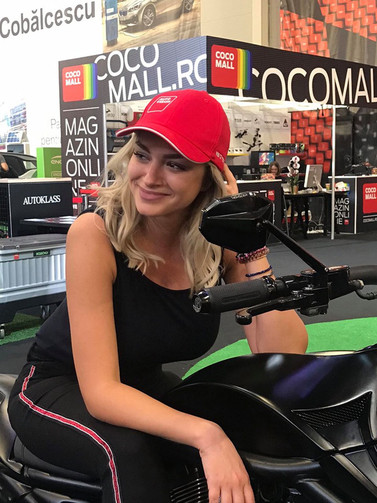 EXCLUSIV / VIDEO McLaren-ul lui Alibec, analizat la Salonul Auto București: „Dacă se duce zi de zi la antrenament cu el, are nevoie de maseuză”