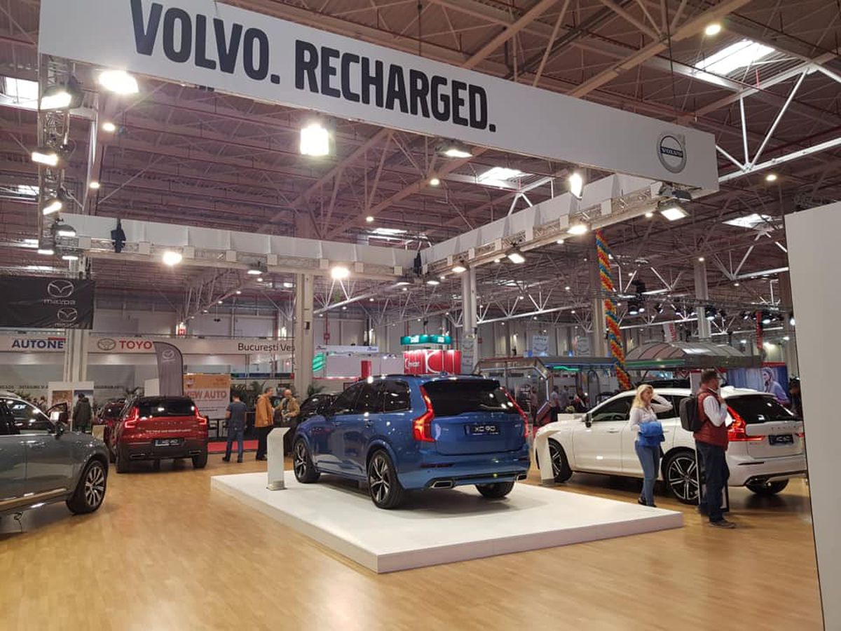 EXCLUSIV / VIDEO McLaren-ul lui Alibec, analizat la Salonul Auto București: „Dacă se duce zi de zi la antrenament cu el, are nevoie de maseuză”