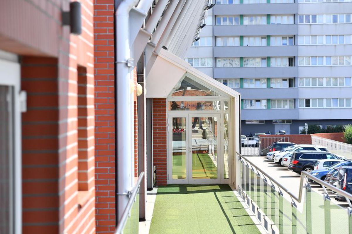 MLADA BOLESLAV - FCSB // VIDEO+FOTO Cehii stau la coadă să vadă "cel mai cunoscut club românesc"