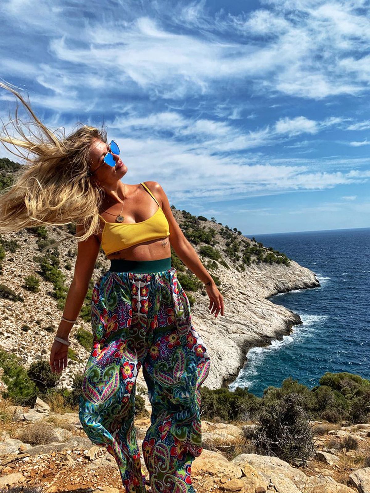 GALERIE FOTO Apariție INCENDIARĂ pentru Sylvia Sîrbu! Ea e artista cu un corp de invidiat care atrage bărbații ca un magnet: "Trag de mine şi dau şi ultima fărâmă de energie"