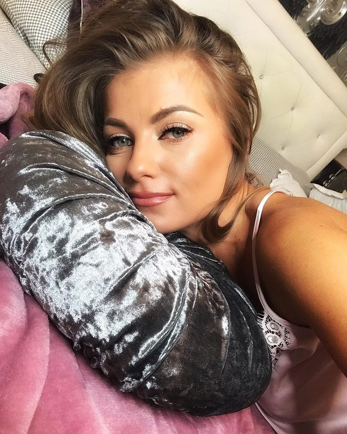 GALERIE FOTO Apariție INCENDIARĂ pentru Sylvia Sîrbu! Ea e artista cu un corp de invidiat care atrage bărbații ca un magnet: "Trag de mine şi dau şi ultima fărâmă de energie"