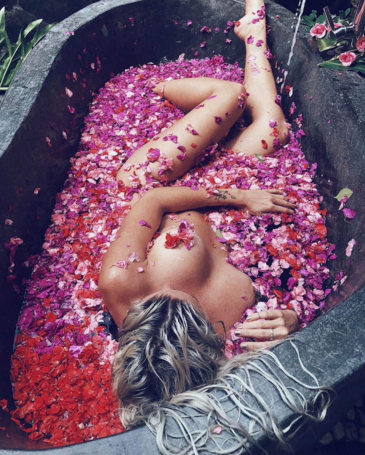 GALERIE FOTO Apariție INCENDIARĂ pentru Sylvia Sîrbu! Ea e artista cu un corp de invidiat care atrage bărbații ca un magnet: "Trag de mine şi dau şi ultima fărâmă de energie"