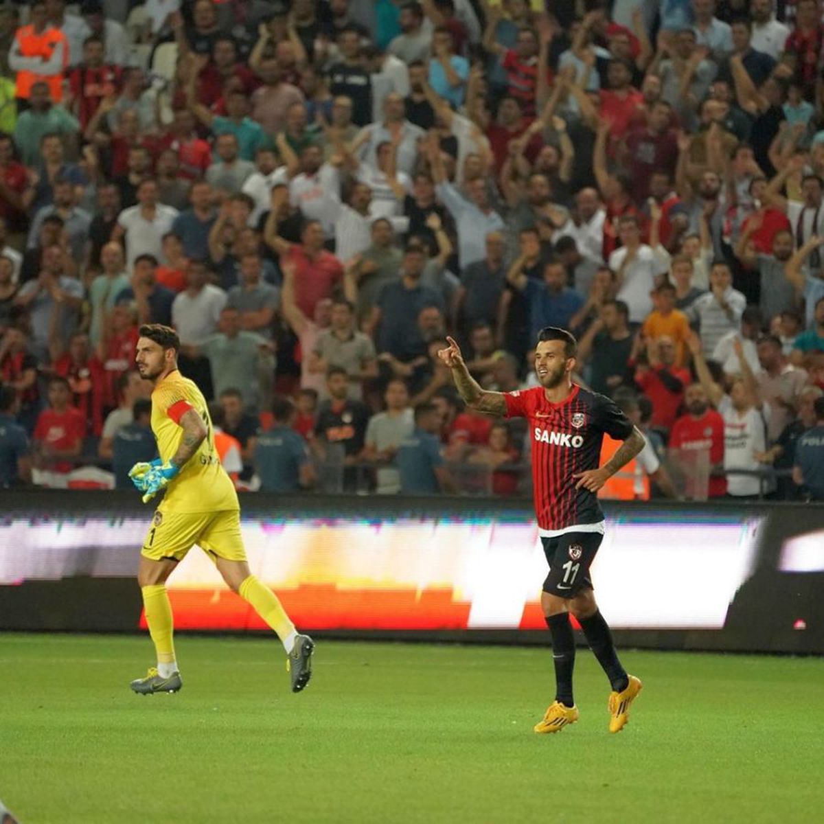 GAZIANTEP - BEȘIKTAȘ 3-2 // VIDEO Șumudică a condus Beșiktaș cu 3-0, dar a primit două goluri într-un minut! Cum s-a terminat „nebunia” de meci în care au fost acordate trei cartonașe roșii