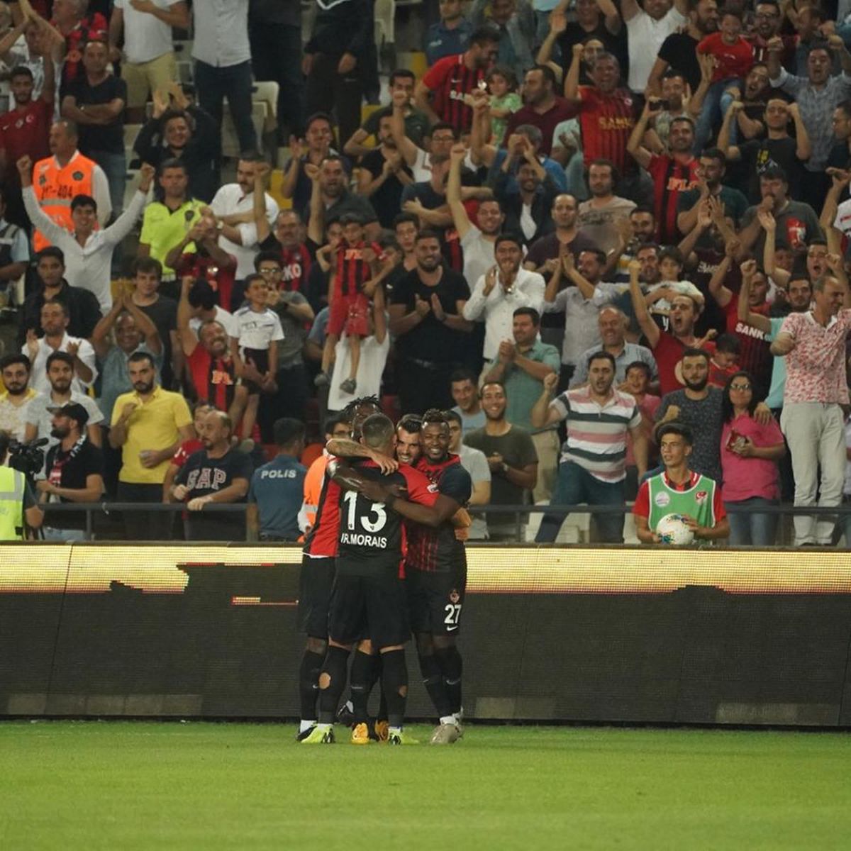 GAZIANTEP - BEȘIKTAȘ 3-2 // VIDEO Șumudică a condus Beșiktaș cu 3-0, dar a primit două goluri într-un minut! Cum s-a terminat „nebunia” de meci în care au fost acordate trei cartonașe roșii