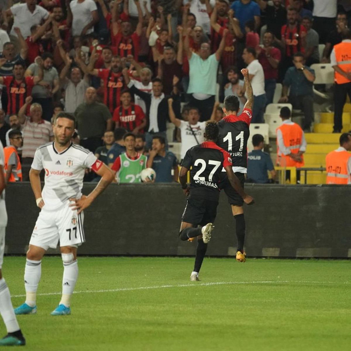 GAZIANTEP - BEȘIKTAȘ 3-2 // VIDEO Șumudică a condus Beșiktaș cu 3-0, dar a primit două goluri într-un minut! Cum s-a terminat „nebunia” de meci în care au fost acordate trei cartonașe roșii