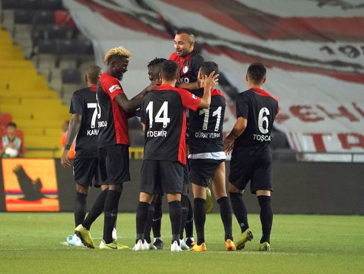 GAZIANTEP - BEȘIKTAȘ 3-2 // VIDEO Șumudică a condus Beșiktaș cu 3-0, dar a primit două goluri într-un minut! Cum s-a terminat „nebunia” de meci în care au fost acordate trei cartonașe roșii
