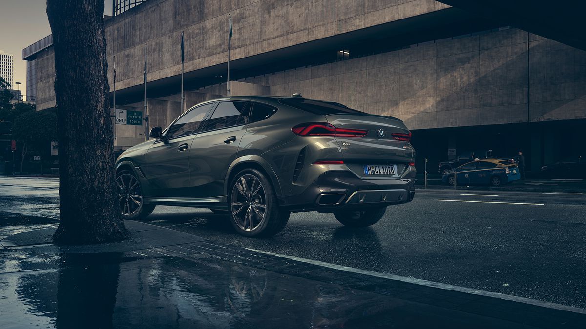 FCSB // VIDEO Gigi Becali, cadou de 100.000 de euro pentru Alexandru Tudor! Fostul arbitru a primit un BMW de 500 de cai putere