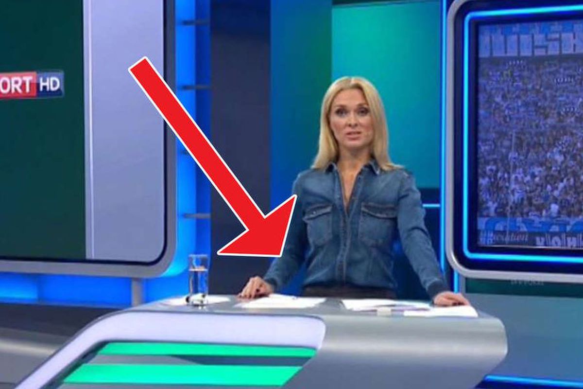 FOTO Credea că e protejată de pupitru, însă a fost dată de gol: cum a fost surprinsă știrista în partea de jos