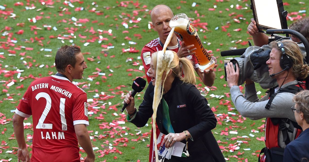 FOTO Credea că e protejată de pupitru, însă a fost dată de gol: cum a fost surprinsă știrista în partea de jos