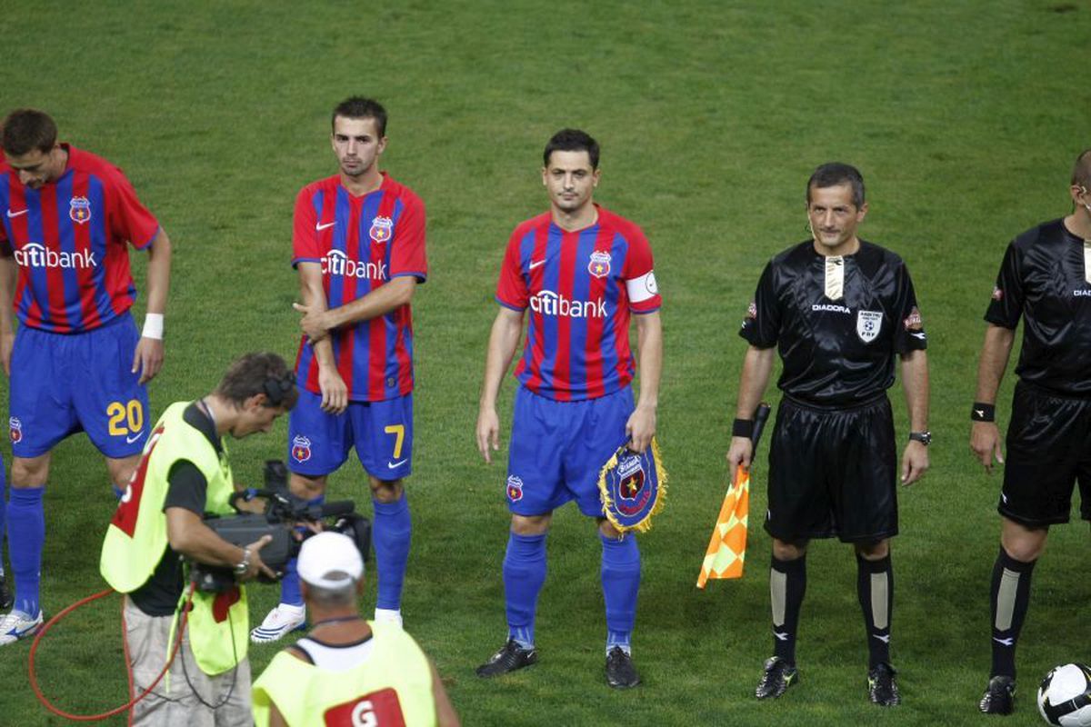FOTO Aroganță la CSA Steaua » Le-au „clonat” tricourile echipei lui Gigi Becali!