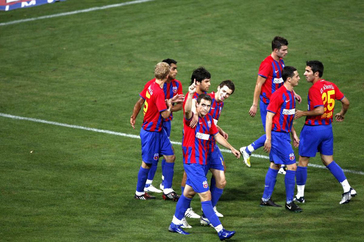 FOTO Aroganță la CSA Steaua » Le-au „clonat” tricourile echipei lui Gigi Becali!