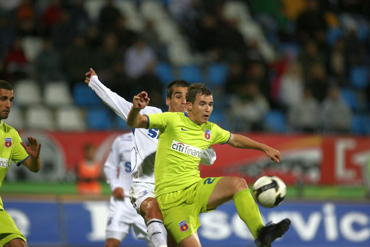 FOTO Aroganță la CSA Steaua » Le-au „clonat” tricourile echipei lui Gigi Becali!